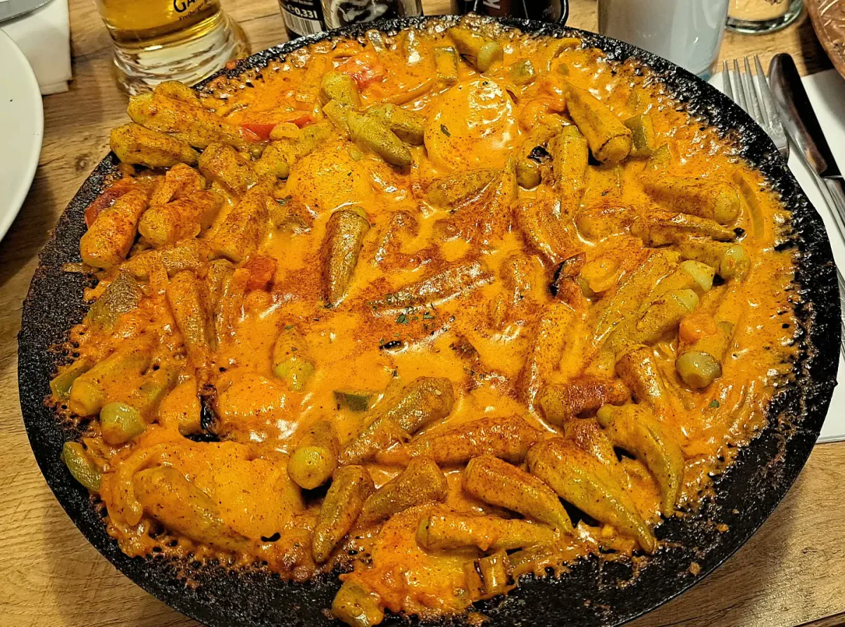 Saç Bamya: Okraschoten in Tomaten-Sahnesauce in der traditionellen Eisenpfanne